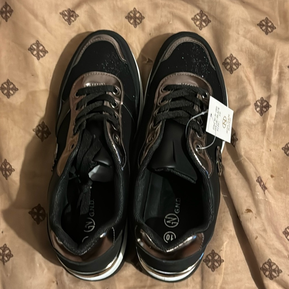 Size 10 Golden Rd. sneakers